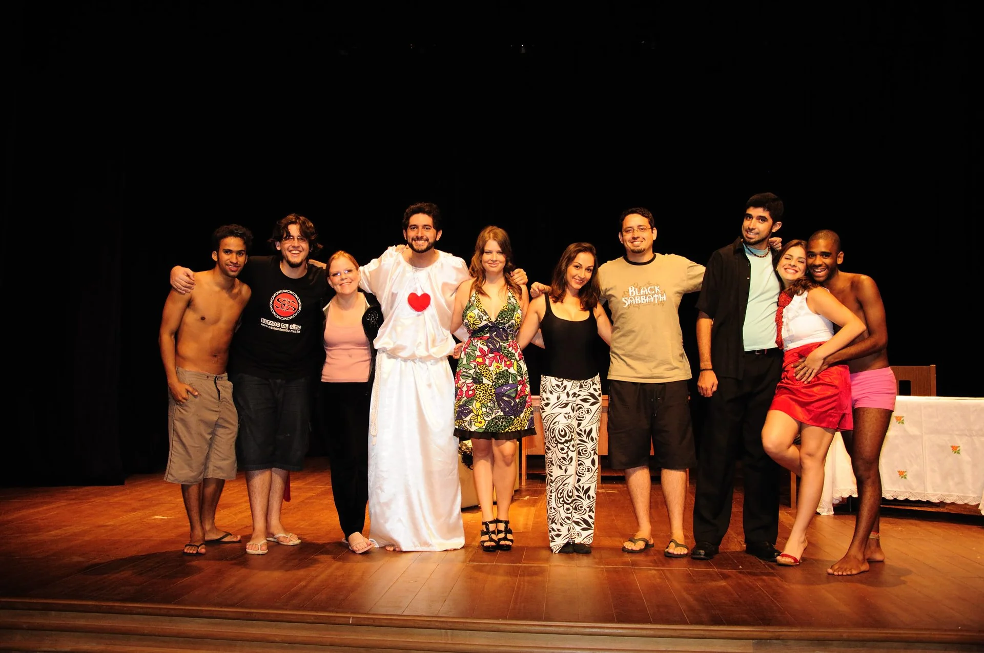 Foto de cena do espetáculo A Divina Herança